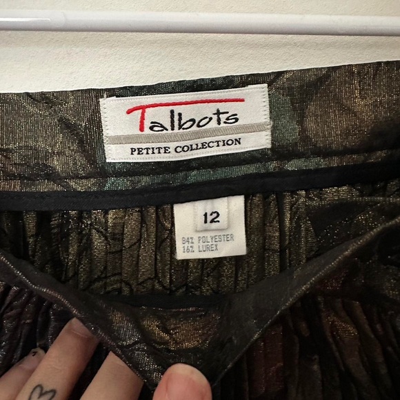 Black and Green Metallic Skirt with Floral Pattern - Picture 2 of 4